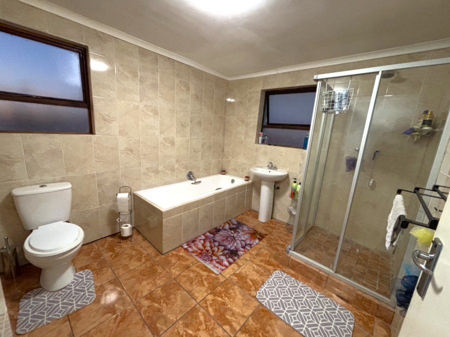 6 Bedroom Property for Sale in Malibu Village Western Cape